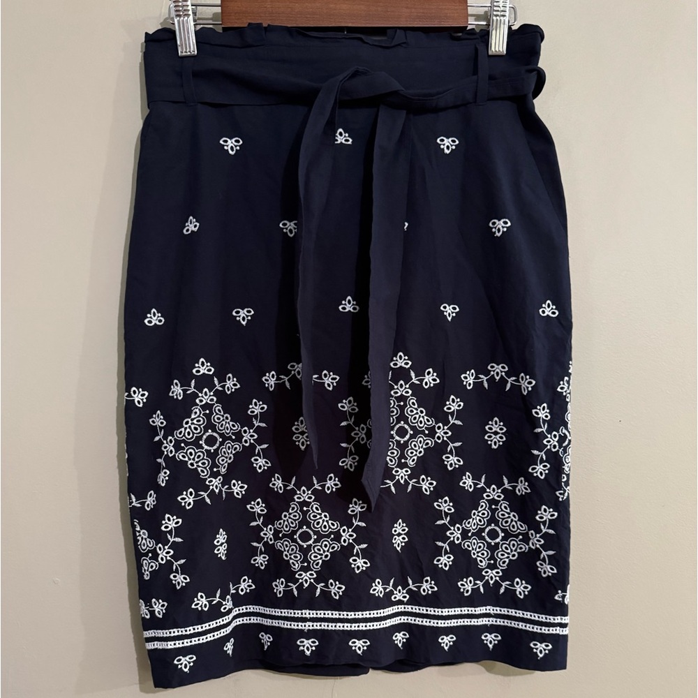 Ann Taylor Navy and White Embroidered Pencil Skirt Lined Women's Size 4 - Picture 2 of 10
